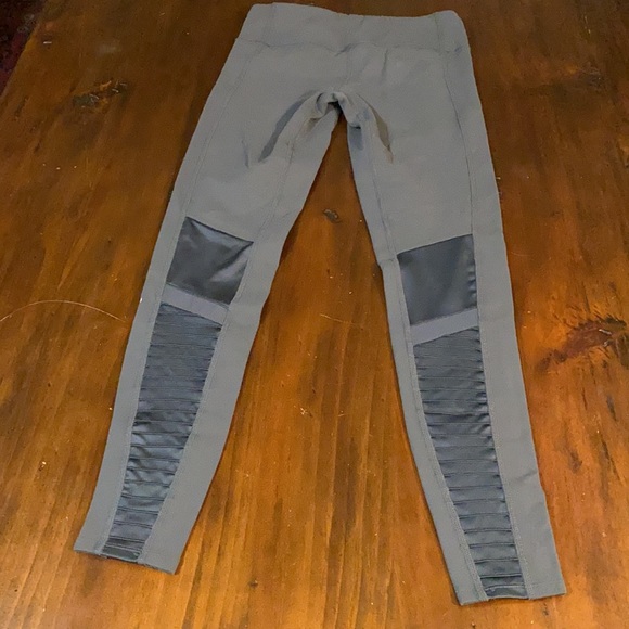 ALO YOGA GRAY MOTO LEGGING💖 - Picture 13 of 15